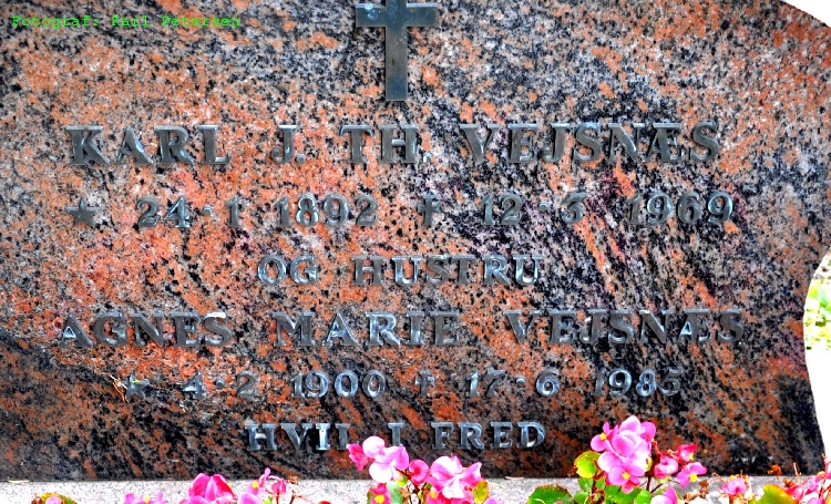 Karl Julius Theodor & Agnes Marie Vejsnæs' gravsten på Tranderup kirkegård