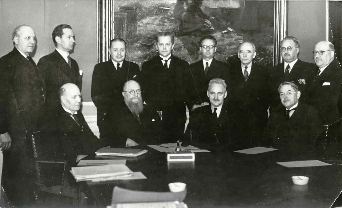 Staunings 2. ministerium, Johs. Hansen stående nr. 3 fra højre