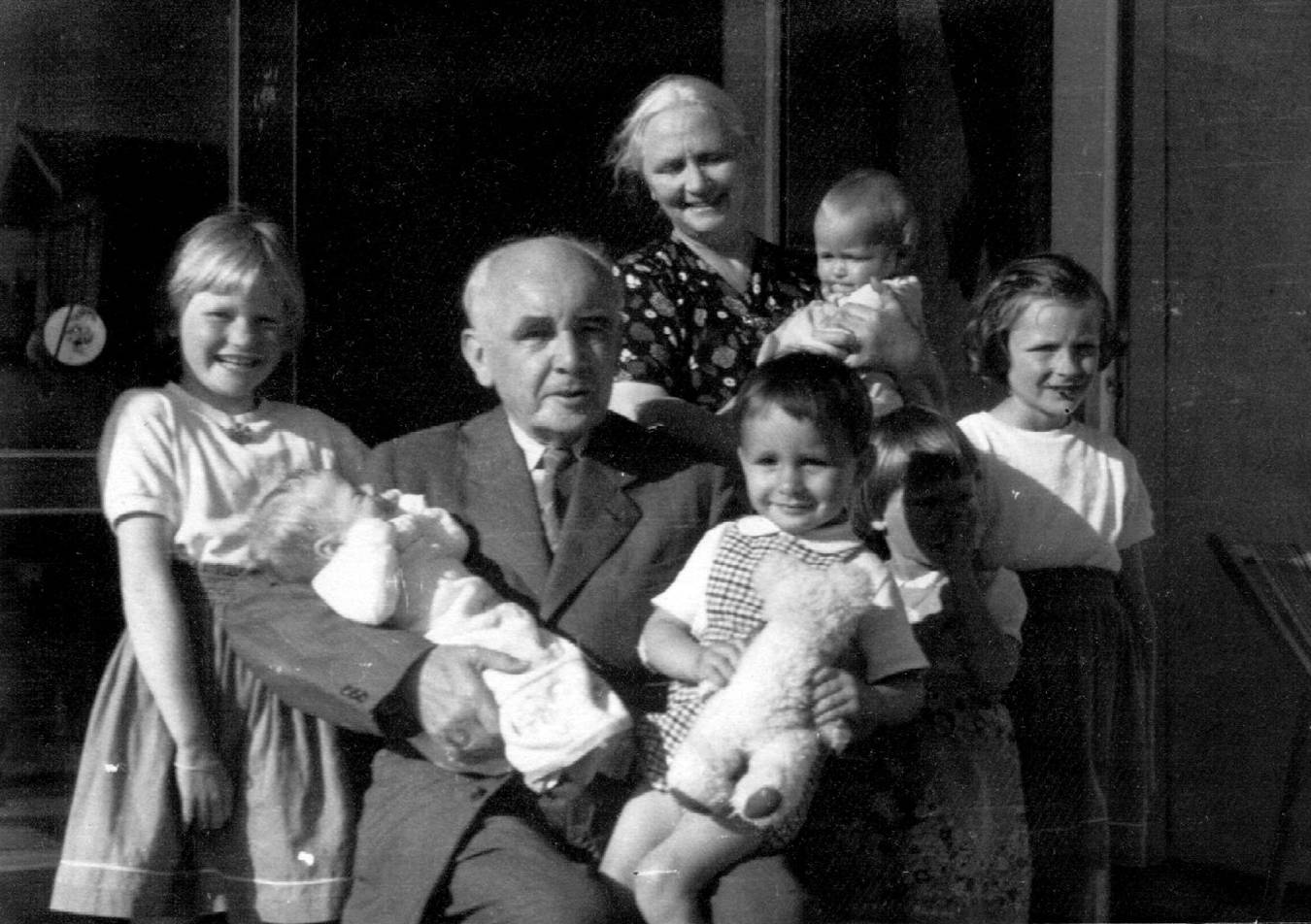 Hanne & Johannes m. børnebørn, Tveje 1953